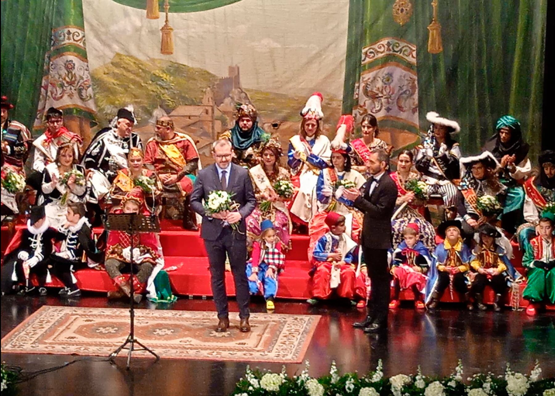 Acto de exaltación de Capitans y Bandereres y pregón de fiestas a cargo de Raül Sanchis junto al alcalde Josep Sempere. Foto: Ajuntament de Banyeres de Mariola
