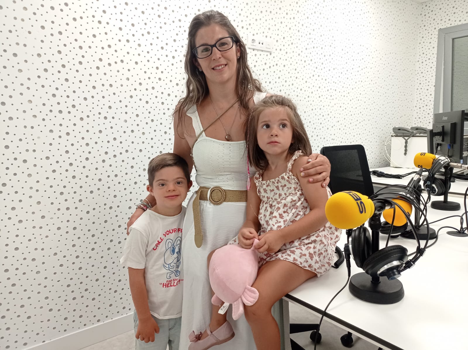 Hugo Sánchez, junto a su madre Tamara Pérez y su hermana pequeña, Clara Sánchez, en los estudios de SER Talavera