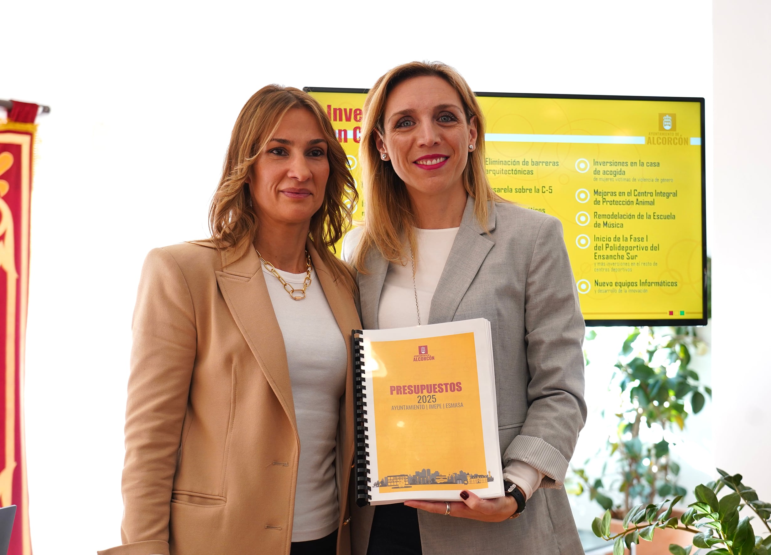 La alcaldesa de Alcorcón, Candelaria Testa junto a la concejala de hacienda y Contratación, Raquel Peral