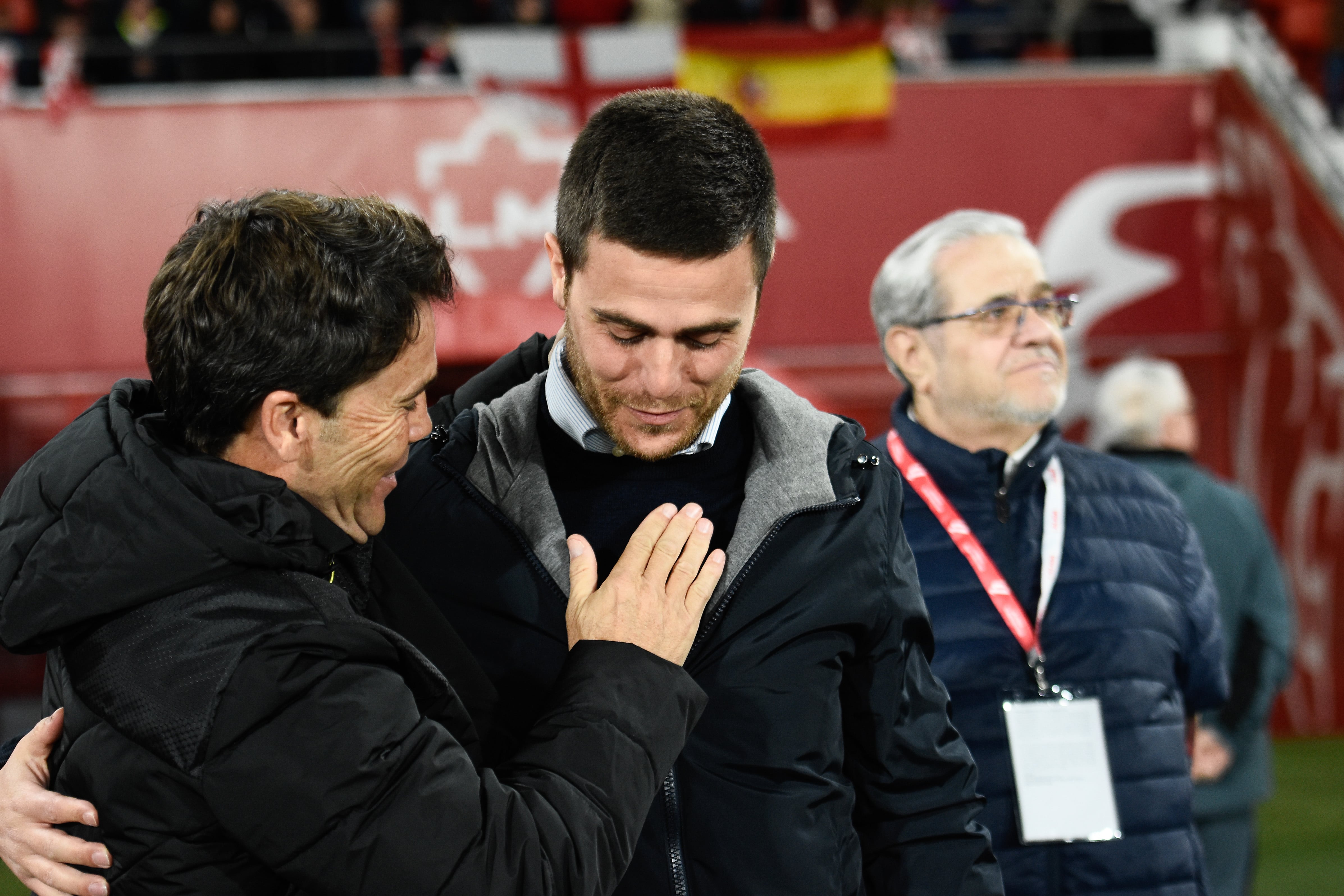 Alessio Lisci saludado por Rubi antes del partido.