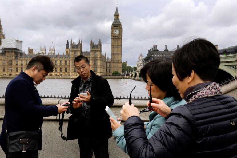 Chinese tourists stand near the Big Ben clock tower in London, Britain June 29, 2016. REUTERS/Kevin Coombs