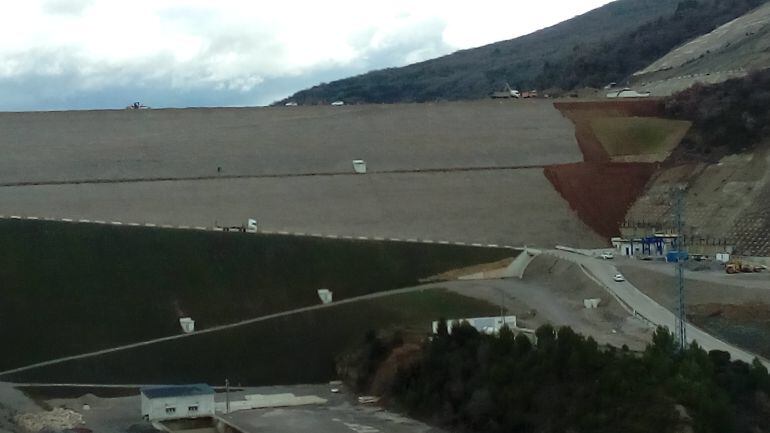 Vista del estado de construcción de la nueva presa de Yesa