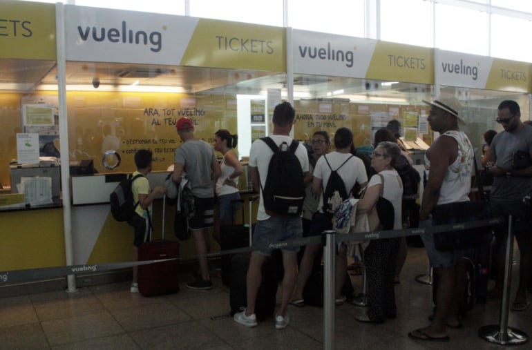 Clientes de Vueling en las oficinas de Vueling en el Aeropuerto de el Prat de Barcelona