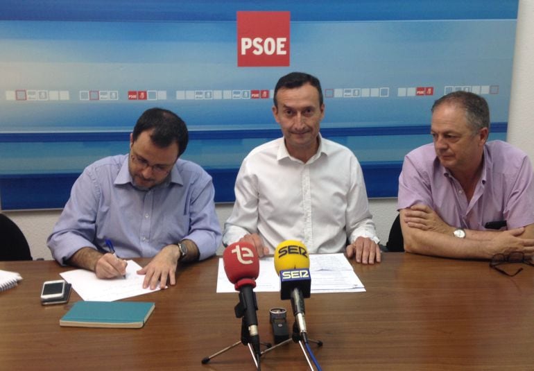 Carlos González con los candidatos al Congreso, Julián López y Carlos Sánchez