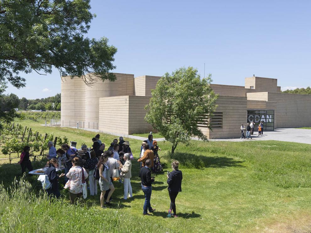 Visitantes en los jardines del CDAN