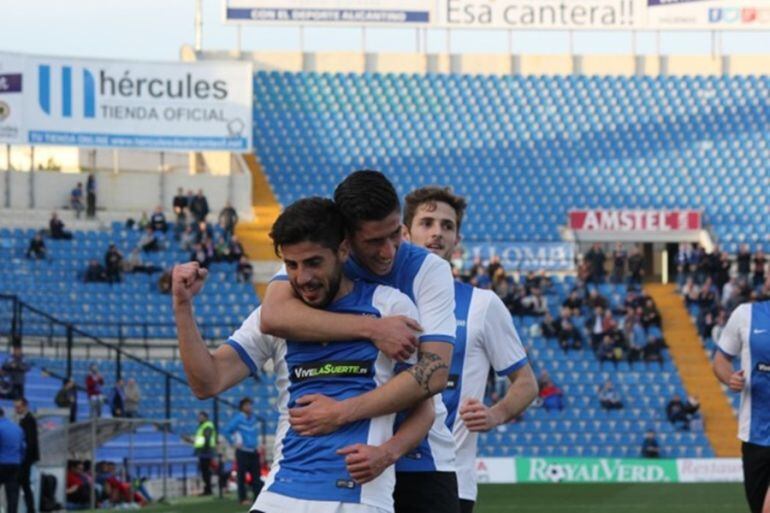 Espinosa celebra un gol con el Hércules