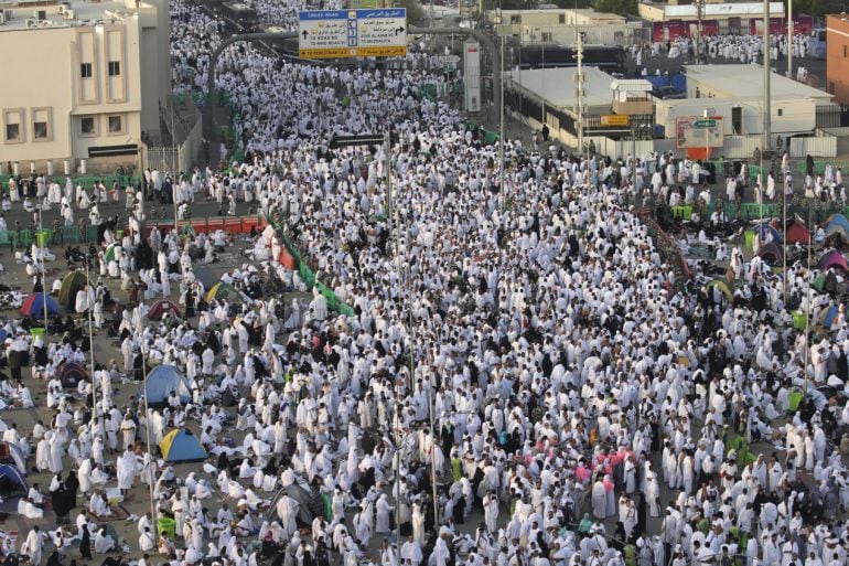 Musulmanes rezan en el monte de Arafat cerca de la Meca, en Arabia Saudí