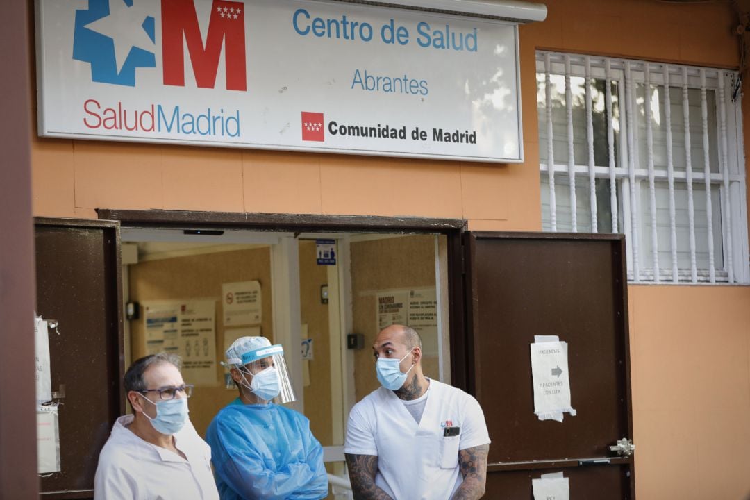 Tres sanitarios a las puertas de un centro de salud en Madrid. Archivo.