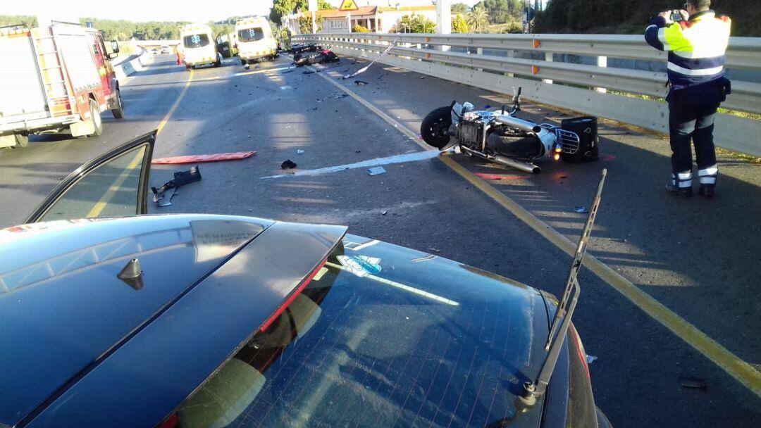 Accidente entre un coche y tres motos en Vilademuls