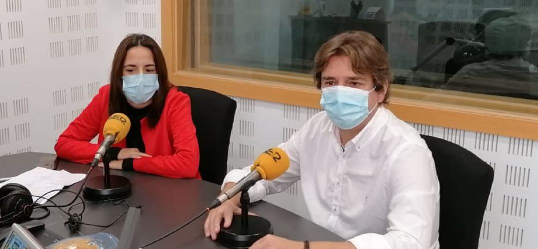 La segunda teniente de alcalde, Mónica Sebastián, y el alcalde de Fuenlabrada, Javier Ayala, durante la entrevista en Hoy por Hoy Madrid Sur