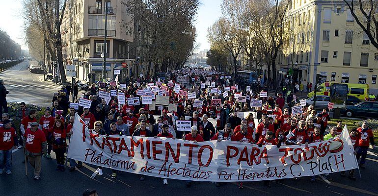 Afectados por la hepatitis C marchan a La Moncloa para pedir fármacos para todos