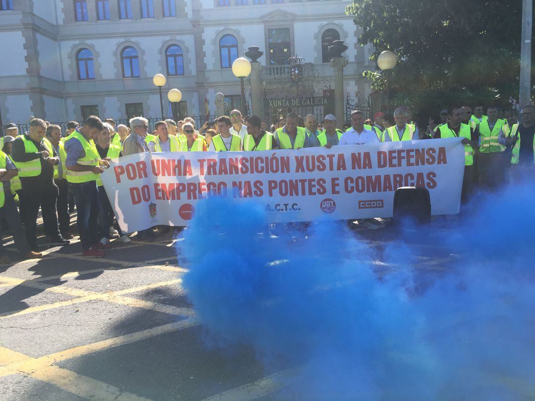 Los trabajadores de la central térmica de As Pontes protestan frente a la Xunta para evitar el cierre y conseguir &quot;una transición justa&quot;