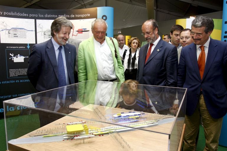 El arquitecto Richard Rogers, junto a Javier León de la Riva y el concejal Manuel Sánchez en una foto de archivo