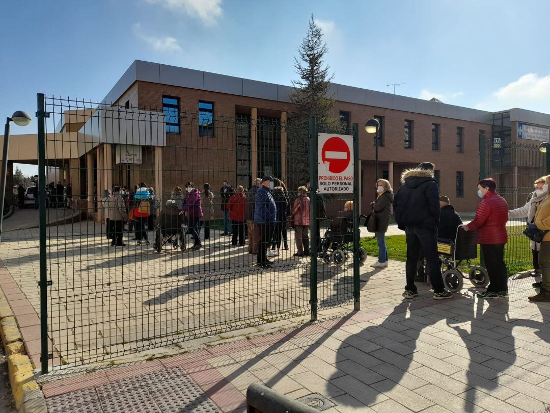 Colas en el Centro de Salud Aranda Rural para vacunarse contra el Covid