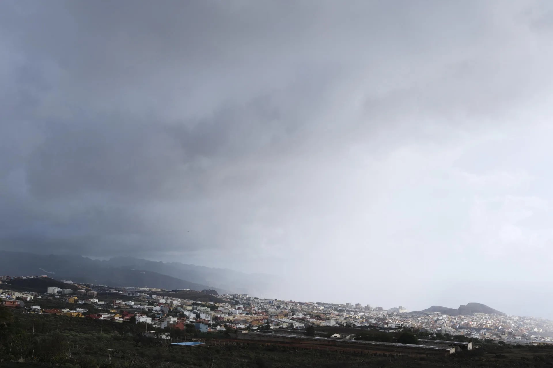 Día lluvioso en Tenerife (EFE / Alberto Valdés).