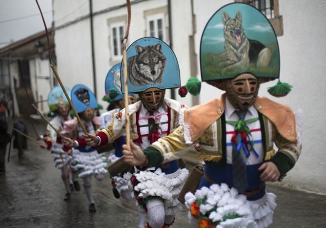 Mañana, domingo 11, Laza celebra su `domingo de estrea´ con sus tradicionales Peliqueiros y el reparto de bica