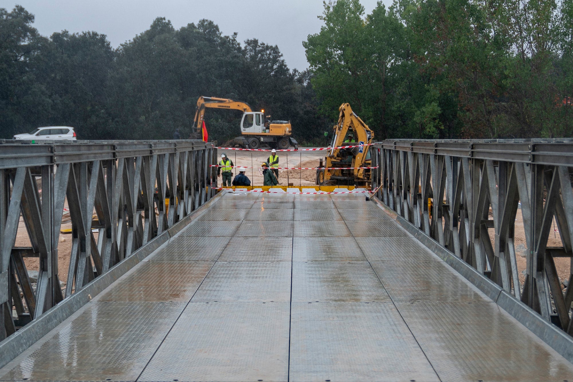 19/10/2023 Obras en el puente &#039;Mabey&#039;, a 19 de octubre de 2023, en Aldea del Fresno (Madrid). El puente es provisional y ha sido instalado por los militares del Mando de Ingenieros del Ejército de Tierra para unir la localidad de Aldea del Fresno con la Villamanta, después de que la DANA de lluvias torrenciales del pasado mes de septiembre destruyera varios de los accesos por carretera al municipio.
POLITICA 
A. Pérez Meca - Europa Press
