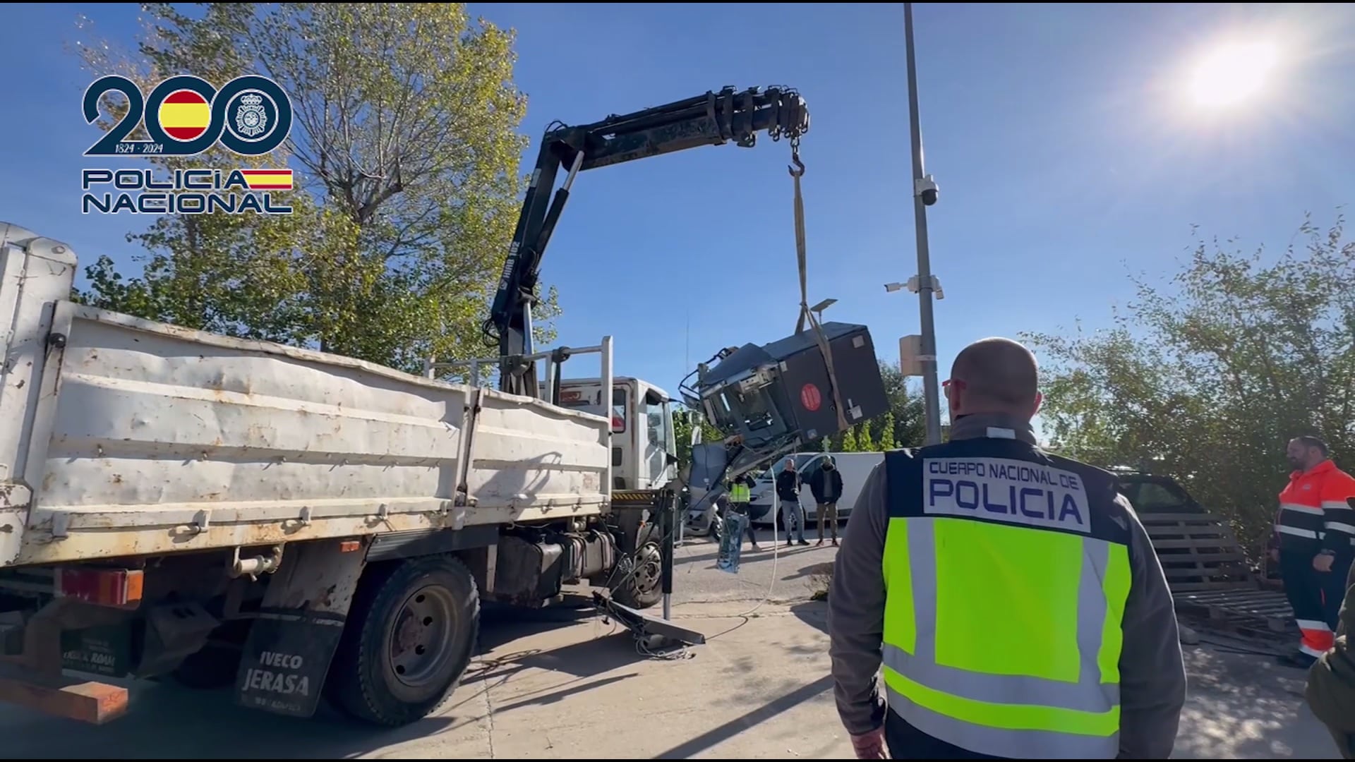 Uno de los cajeros sustraídos por la banda criminal, aún atado a la grúa