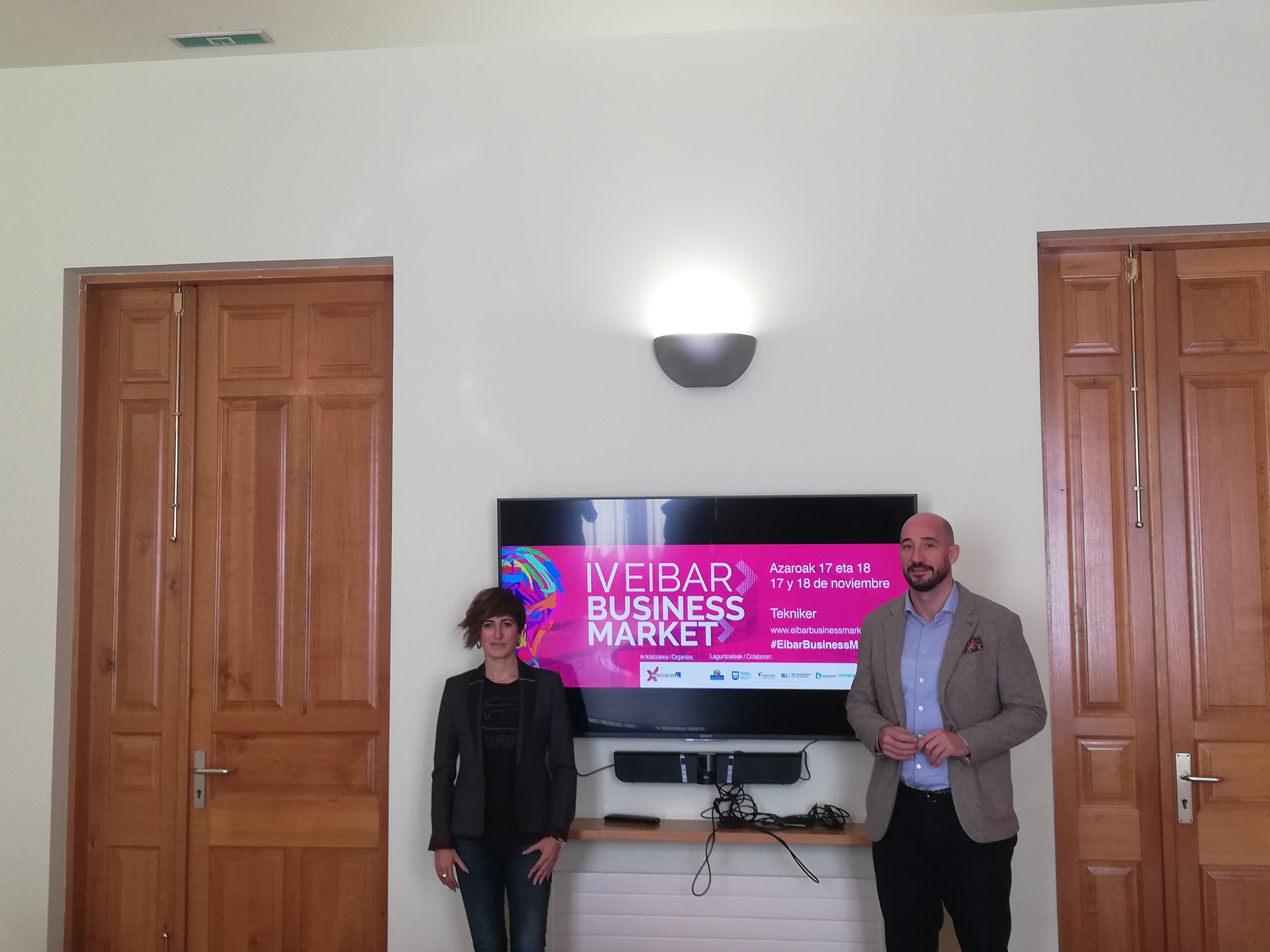 Jon Iraola, alcalde de Eibar, y Ana Tellería, concejala de desarrollo económico en Eibar, en la presentación del evento