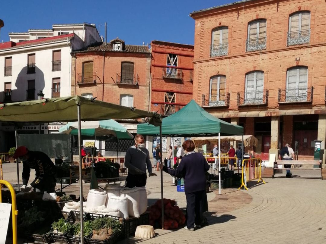 Mercado en la Plaza Mayor de Benavente el pasado 4 de junio