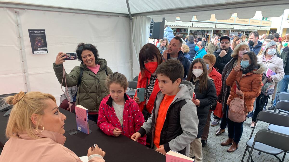"Historia de la S.D. Ponferradina" y "El peso de la gloria", los más solicitados en la Feria del Libro que cierra con unos 6.000 ejemplares vendidos