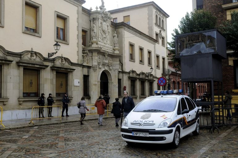 Un coche de Policía ante la Audiencia Provincial de León, donde se celebra el juicio por el crimen de la presidenta de la Diputación de León, Isabel Carrasco, 