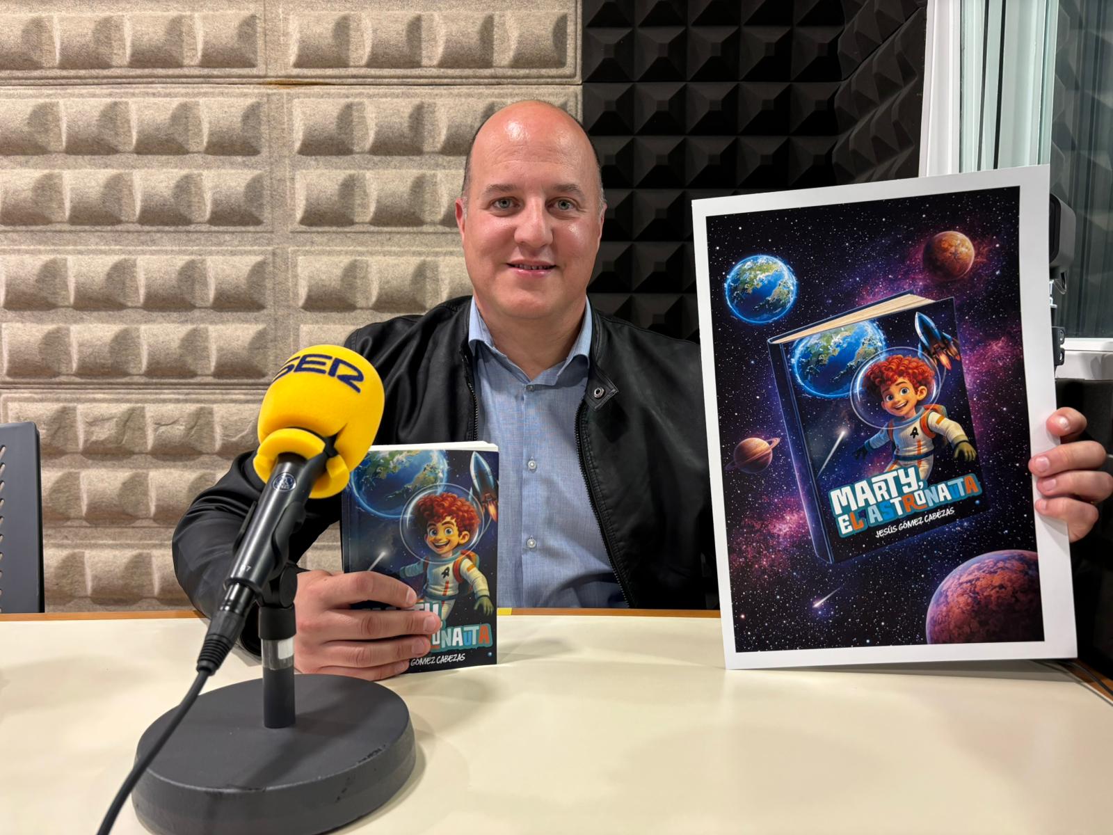 El escritor Jesús Gómez presenta su nuevo libro infantil "Marty, el astronauta"