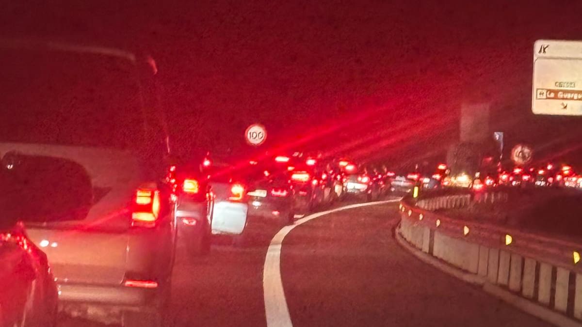 Buen tiempo, atasco en el camino al Pirineo