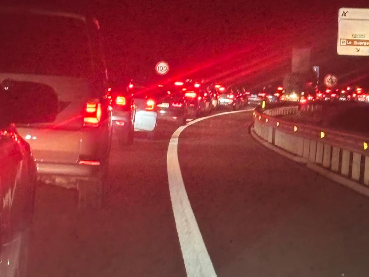 Buen tiempo, atasco en el camino al Pirineo