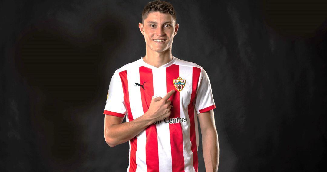 Jorge Cuenca con la camiseta del Almería.