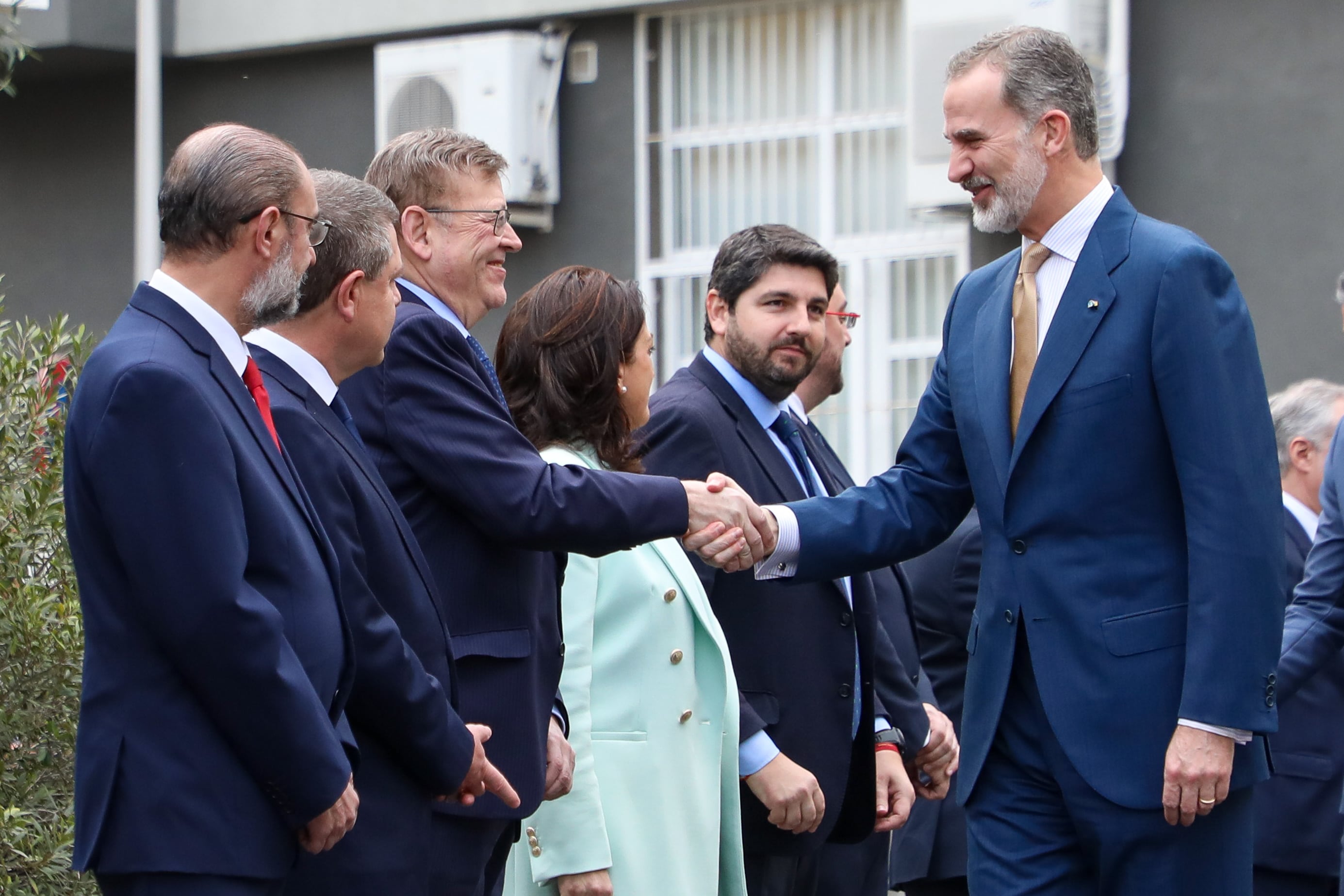 El president de la Generalitat, Ximo Puig, saluda al rey Felipe VI en La Palma