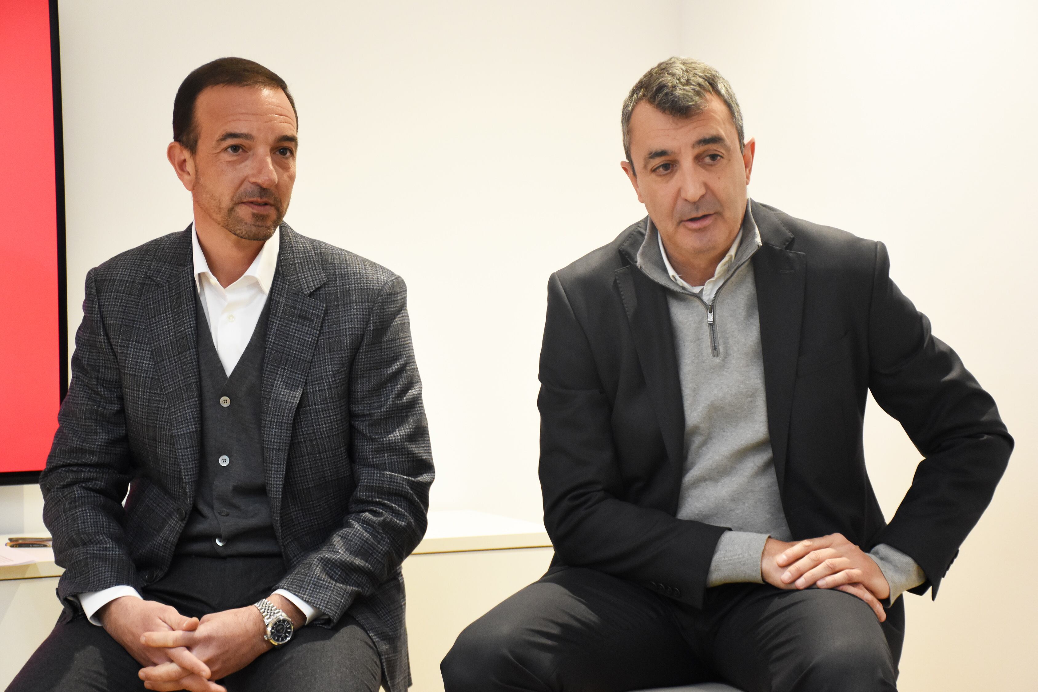 El ministre de Turisme i Telecomunicacions, Jordi Torres, i el director de La Vuelta, Javier Guillén, durant la presentació de l'etapa que es disputarà a Andorra.