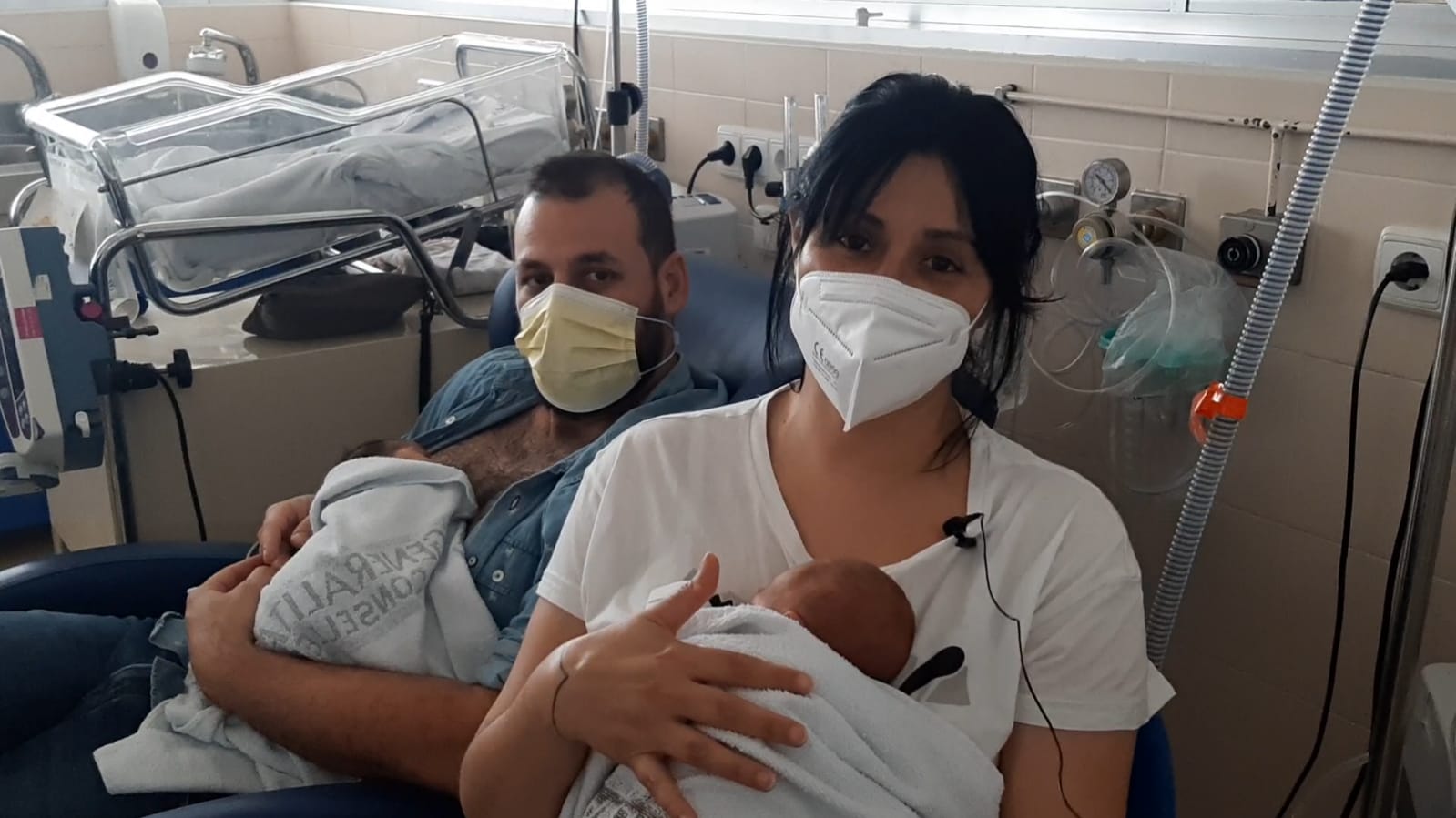 Pareja con sus dos hijos recién nacidos