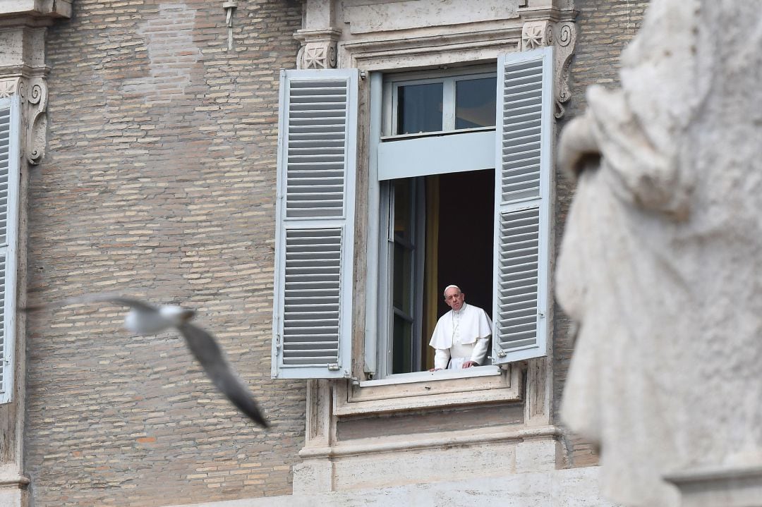 El papa Francisco en una ventana del Vaticano