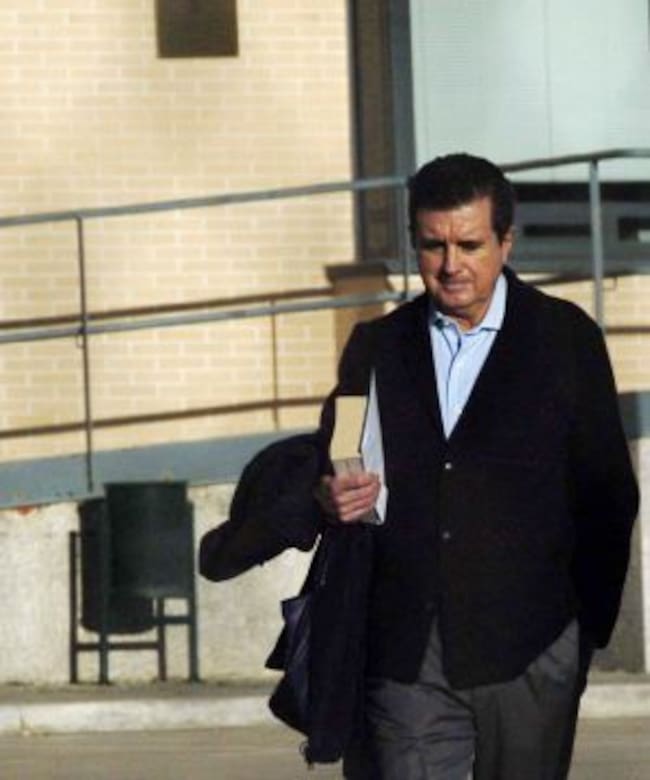 31/10/2014 - El expresidente balear Jaume Matas abandona el módulo de régimen abierto del Centro Penitenciario de Segovia - Foto, Aurelio Martín