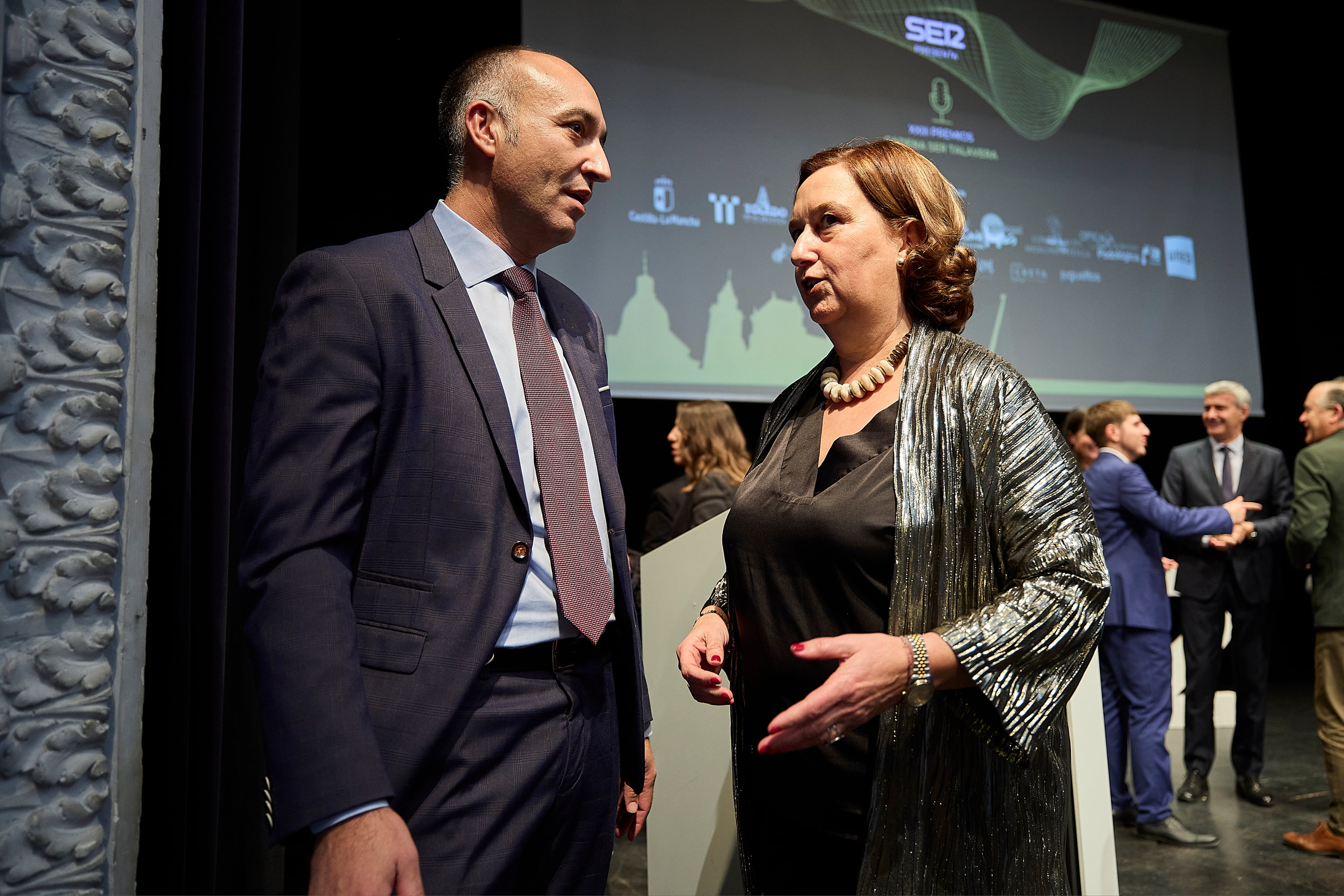 La presidenta de la Diputación de Toledo, Concepción Cedillo, junto al director de SER Talavera, Tomás Arriero