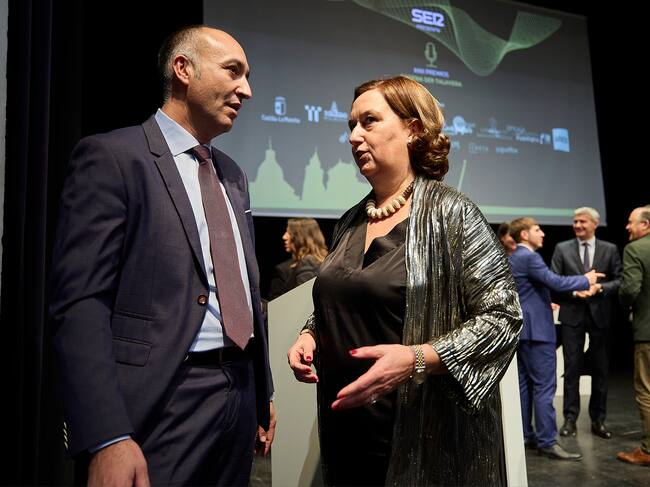 La presidenta de la Diputación de Toledo, Concepción Cedillo, junto al director de SER Talavera, Tomás Arriero