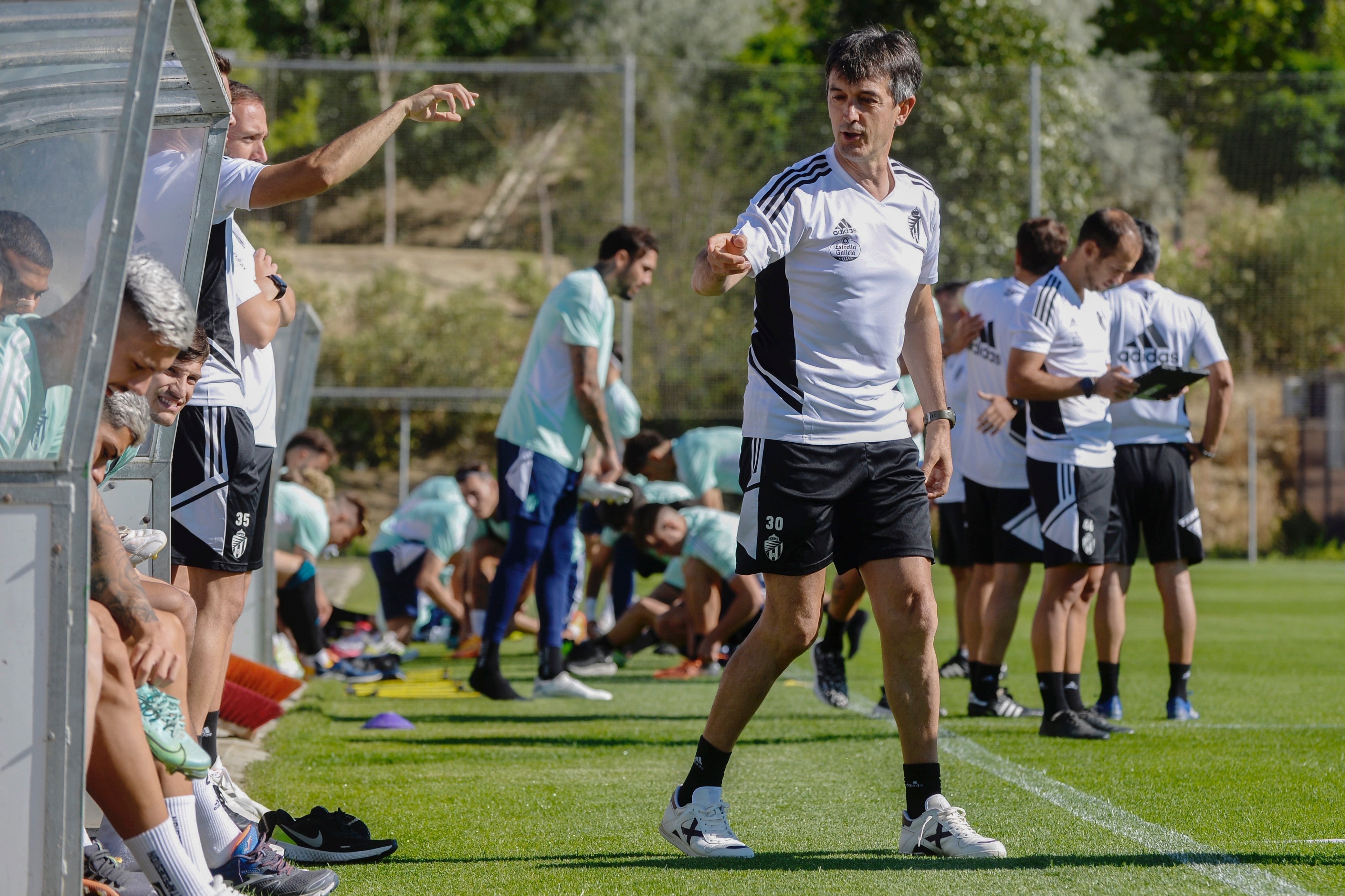 VALLADOLID, 08/07/2022.- El entrenador del Real Valladolid, José Rojo &quot;Pacheta&quot; (2i), da instrucciones a sus jugadores durante el primer entrenamiento de la temporada celebrado esta mañana. EFE/NACHO GALLEGO
