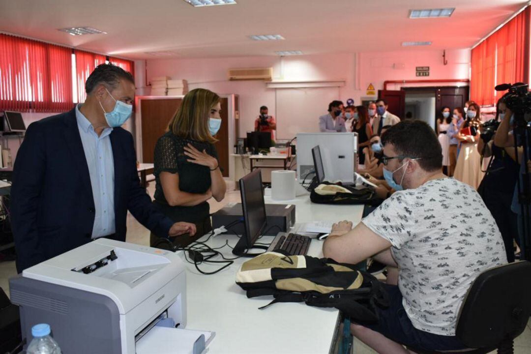Raúl Caro, alcalde de Linares, acompaña a la consejera de empleo, Rocío Blanco, durante su visita al Centro de formación Profesional para el Empleo de la ciudad.