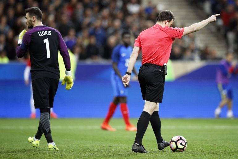 El árbitro alemán Felix Zwayer valida un gol de España contra Francia.