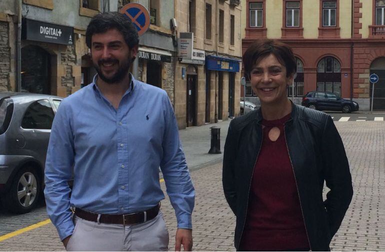 Josu Mendikute, a la izquierda, junto a su compañera de partido y corporación municipal Elena Ibáñez