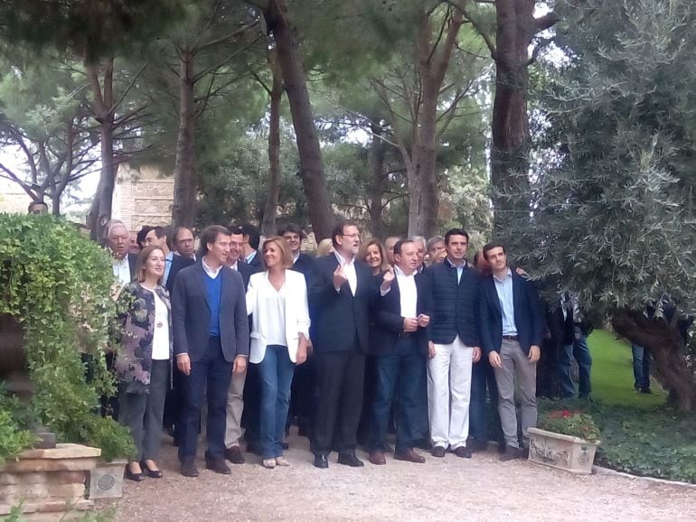 La dirección del PP posa para foto de familia en el Cigarral de las Mercedes de Toledo