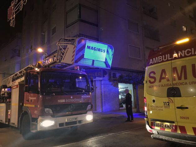 Hasta el lugar del incidente se han trasladado varios coches de Policía Local, Nacional, cuerpo de bomberos y una unidad de SAMU.