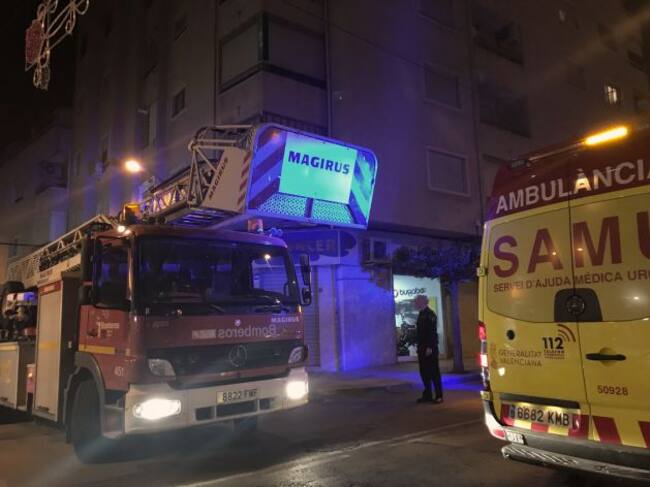 Hasta el lugar del incidente se han trasladado varios coches de Policía Local, Nacional, cuerpo de bomberos y una unidad de SAMU.