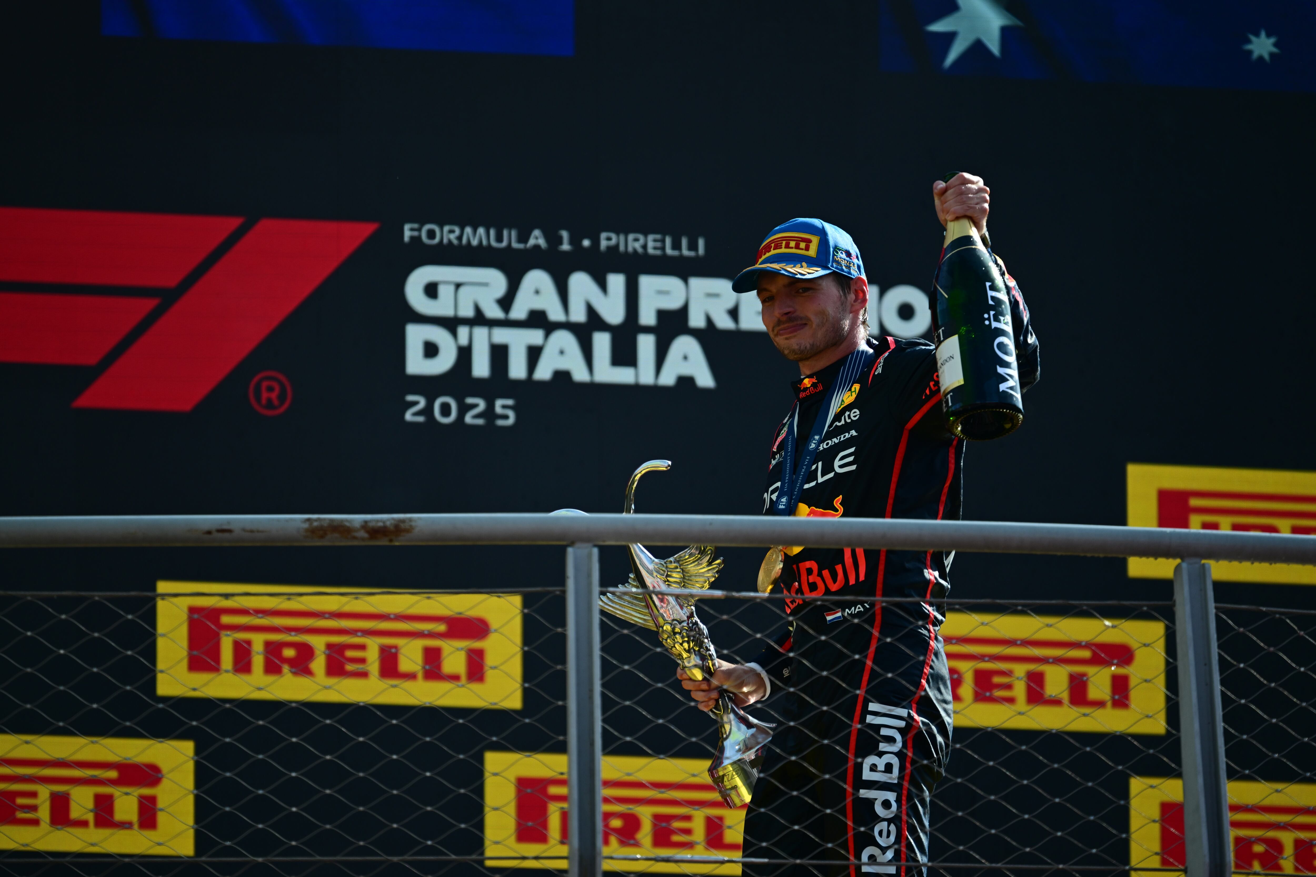 Max Verstappen durante la ceremonia de entrega de trofeos en Monza.(Photo by Andrea Diodato/NurPhoto via Getty Images)