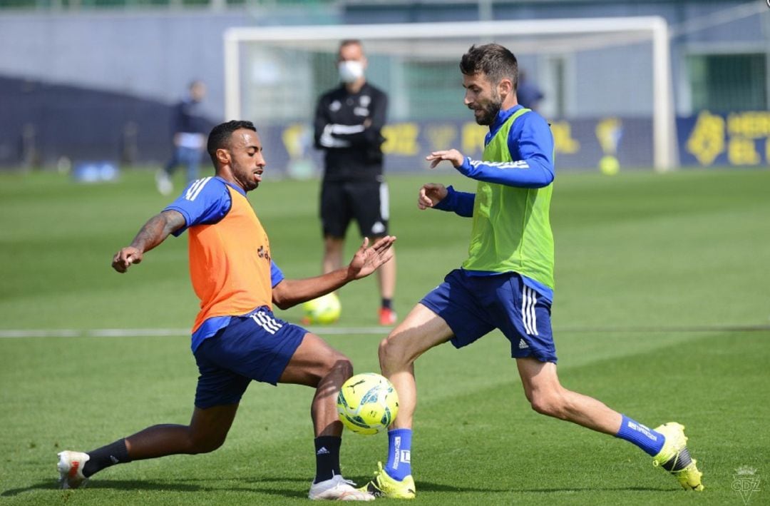 Carlos Akapo es uno de los jugadores que podría utilizar Cervera en el lateral izquierdo.