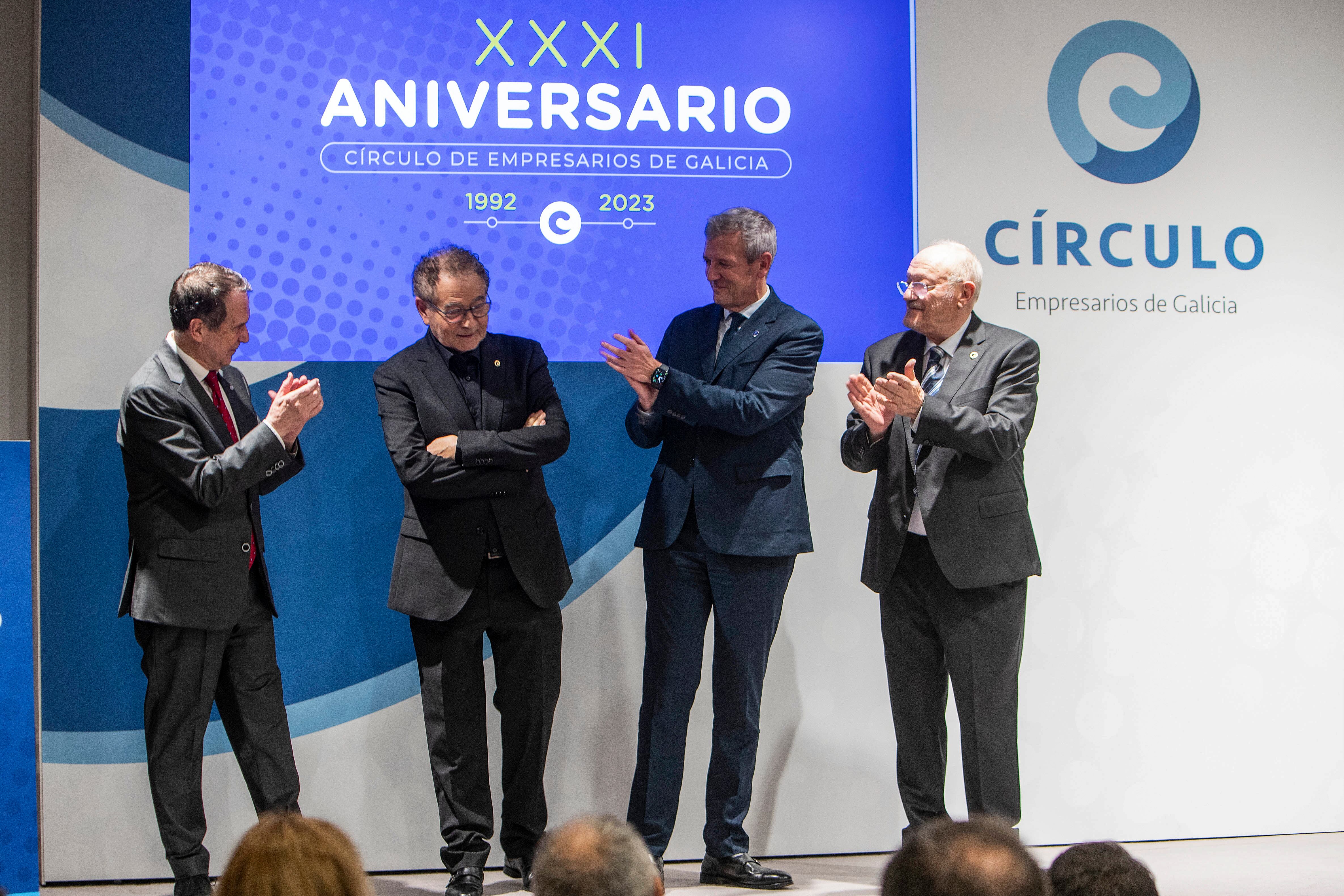 VIGO (PONTEVEDRA, GALICIA), 10/11/2023.- El Círculo de Empresarios de Galicia celebra su XXXI aniversario e impone la Medalla de Oro a Roberto Verino con la presencia del presidente de la Xunta, Alfonso Rueda, y los conselleiros de Medio Rural, José González, y de Promoción do Emprego e Igualdade, Elena Rivo. En la foto con Alfonso Rueda(2D), Manuel Rodriguez(D), presidente del Círculo y del alcalde de Vigo Abel Caballero(I). EFE/Salvador Sas
