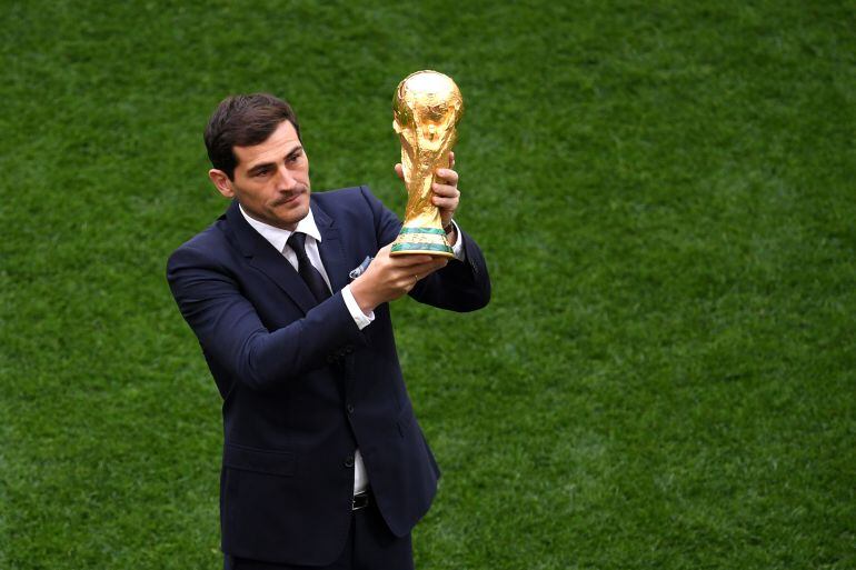 Iker Casillas con la copa del Mundial 2018 en el partido Rusia - Arabia Saudí