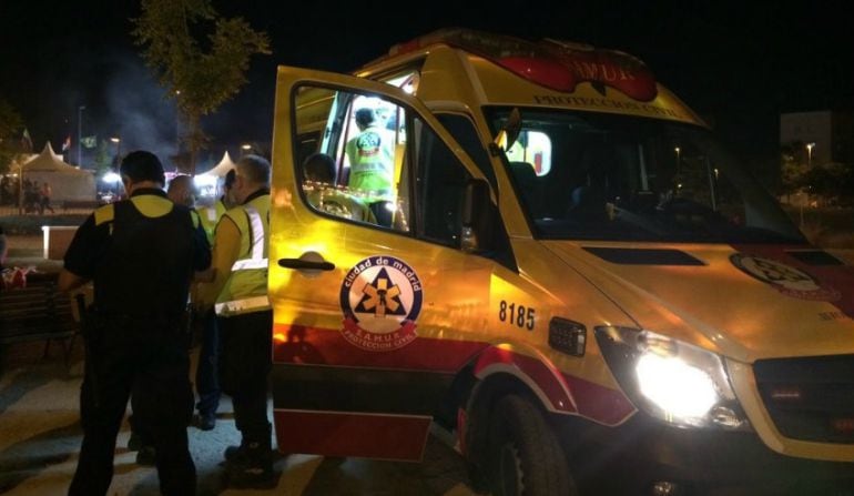 Efectivos de Emergencias atienden a la víctima el domingo