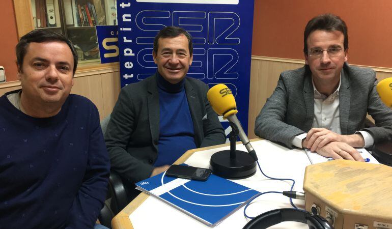 De izquierda a derecha, Jesús Saiz, portavoz IUCM en Parla, Isidoro Ortega, concejal de Educación y Empresas Públicas y portavoz del PSOE en el ayuntamiento de Fuenlabrada, y Miguel Angel Recuenco, portavoz del PP en Leganés.